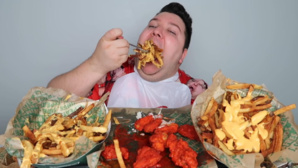 Mukbang : cette tendance populaire mais risquée pour la santé Mukbang : cette tendance populaire mais risquée pour la santé