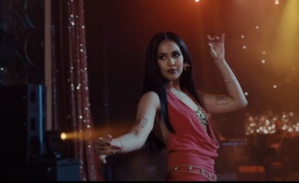 "Cabaret" de Manal Benchlikha : la dure réalité d'une maman célibataire piégée entre rêves et survie "Cabaret" de Manal Benchlikha : la dure réalité d'une maman célibataire piégée entre rêves et survie