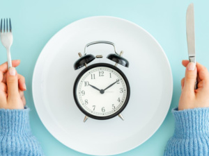 Le jeûne intermittent : faut-il vraiment arrêter de manger ? Le jeûne intermittent : faut-il vraiment arrêter de manger ?