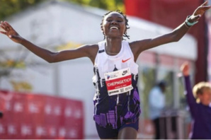 Ruth Chepngetich écrase le record du monde féminin du marathon à Chicago Ruth Chepngetich écrase le record du monde féminin du marathon à Chicago