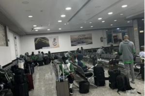 Les Super Eagles bloqués en Libye : 12 heures d'attente à l'aéroport et décision de boycotter leur match Les Super Eagles bloqués en Libye : 12 heures d'attente à l'aéroport et décision de boycotter leur match