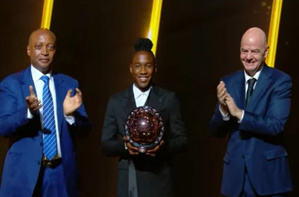 Barbra Banda remporte le Ballon d'Or féminin 2024 et entre dans l’histoire avec le FIFPRO Women’s World 11 Barbra Banda remporte le Ballon d'Or féminin 2024 et entre dans l’histoire avec le FIFPRO Women’s World 11