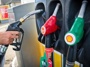 Des hausses à la pompe annoncées malgré une demande mondiale en baisse Des hausses à la pompe annoncées malgré une demande mondiale en baisse