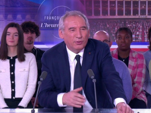François Bayrou : Entre crises et convictions François Bayrou : Entre crises et convictions