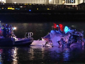 Catastrophe aérienne à Washington : un avion de ligne et un hélicoptère entrent en collision, 64 victimes Catastrophe aérienne à Washington : un avion de ligne et un hélicoptère entrent en collision, 64 victimes