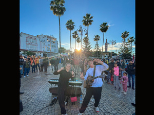 Sarah et Patrick : le duo danois qui fait vibrer les rues marocaines Sarah et Patrick : le duo danois qui fait vibrer les rues marocaines