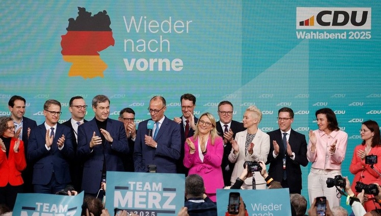 Une coalition gouvernementale pour retrouver la stabilité et recouvrer la confiance , tel est le principal enjeu en rapport avec l ’instabilité politique que vit l ’ Allemagne et la tempête géopolitique qui secoue le monde ! Une coalition gouvernementale pour retrouver la stabilité et recouvrer la confiance , tel est le principal enjeu en rapport avec l ’instabilité politique que vit l ’ Allemagne et la tempête géopolitique qui secoue le monde !