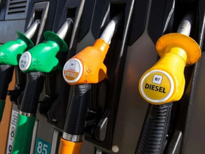Hausse record des prix à la pompe : quelles solutions ? Hausse record des prix à la pompe : quelles solutions ?