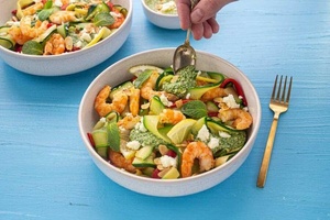 Salade gourmande aux crevettes, patate douce rôtie et feta Salade gourmande aux crevettes, patate douce rôtie et feta