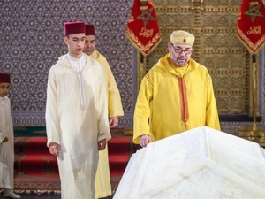 SM le Roi, Amir Al Mouminine, se recueille sur la tombe de Feu SM le Roi Mohammed V SM le Roi, Amir Al Mouminine, se recueille sur la tombe de Feu SM le Roi Mohammed V