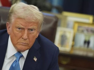 Donald Trump agite la menace de taxes massives pour contrer l'alliance UE-Canada Donald Trump agite la menace de taxes massives pour contrer l'alliance UE-Canada