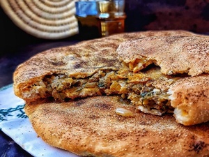 Dans les braises du Tafilalet : à la découverte la pizza du désert Dans les braises du Tafilalet : à la découverte la pizza du désert