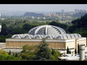 Zellige et plâtre sculpté : l’empreinte marocaine dans la mosquée la plus grande d’Europe Zellige et plâtre sculpté : l’empreinte marocaine dans la mosquée la plus grande d’Europe
