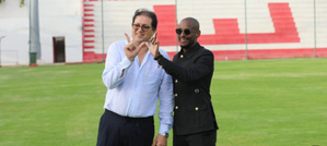 Le sort de Mokwena suspendu au derby contre le Raja : Aït Menna oppose un changement d'entraîneur avant le choc