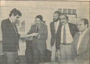 Légende : Sur la photo de Gauche à Droite, Jaouad Bounouar remettant un exemplaire du livre Blanc des actes du colloque sur l’édition, au Ministre de la Culture, Mohamed Benaissa, Guy de la Chevalerie, Rpbert Durand, Abdallah Bensmaïn. Légende : Sur la photo de Gauche à Droite, Jaouad Bounouar remettant un exemplaire du livre Blanc des actes du colloque sur l’édition, au Ministre de la Culture, Mohamed Benaissa, Guy de la Chevalerie, Rpbert Durand, Abdallah Bensmaïn.