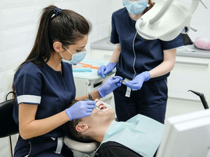 Femmes et dentisterie au Maroc : entre blouse blanche et plafond de verre Femmes et dentisterie au Maroc : entre blouse blanche et plafond de verre