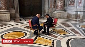 Le président américain Donald Trump et son homologue ukrainien Volodymyr Zelensky s'entretiennent en marge des funérailles du pape François, dans la basilique Saint-Pierre au Vatican, le 26 avril 2025. (UKRAINIAN PRESIDENTIAL PRESS SERVICE / AFP)