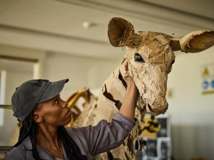 "THE HERDS" : des marionnettes géantes pour sensibiliser à la crise climatique "THE HERDS" : des marionnettes géantes pour sensibiliser à la crise climatique