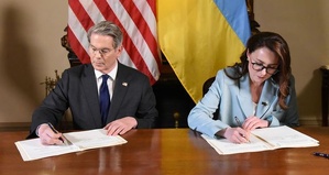 Le secrétaire au Trésor américain, Scott Bessent, et la vice-première ministre ukrainienne, Ioulia Svyrydenko, signent un accord sur les minerais, à Washington, le 30 avril 2025.