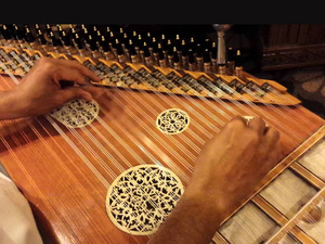 Le qanoun fait son show : quand Rabat vibre au son de l’Orient Le qanoun fait son show : quand Rabat vibre au son de l’Orient