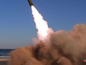 La Corée du Nord relance les tensions en tirant des missiles vers la mer du Japon La Corée du Nord relance les tensions en tirant des missiles vers la mer du Japon