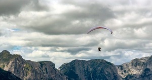 Incroyable : Un parapentiste chinois s’ envole à 8598 mètres d’altitude ! Incroyable : Un parapentiste chinois s’ envole à 8598 mètres d’altitude !