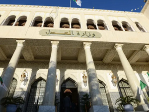 Algérie – Injustice : un homme s’asperge d’essence et tente de s’immoler devant le ministère de la Justice Algérie – Injustice : un homme s’asperge d’essence et tente de s’immoler devant le ministère de la Justice