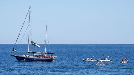 Le "Madleen" affrété par la Coalition de la flottille de la liberté, au large de Catane (Italie), le 1er juin 2025. (SALVATORE ALLEGRA / ANADOLU / AFP)