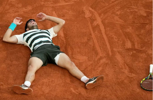 Carlos Alcaraz, roi de la terre battue : un deuxième Roland-Garros arraché au bout du suspense Carlos Alcaraz, roi de la terre battue : un deuxième Roland-Garros arraché au bout du suspense