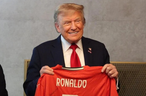 Donald Trump reçoit un maillot dédicacé de Cristiano Ronaldo avec un message pour la paix Donald Trump reçoit un maillot dédicacé de Cristiano Ronaldo avec un message pour la paix
