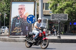 Un portrait du chef d'état-major de l'armée iranienne, le général Mohammad Bagheri, tué par une frappe israélienne, le 16 juin 2025 à Téhéran, en Iran © ATTA KENARE / AFP