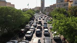 Des automobilistes dans les embouteillages alors que les gens quittent Téhéran par une artère de l'ouest de la ville, le 15 juin 2025 en Iran © Atta KENARE / AFPS