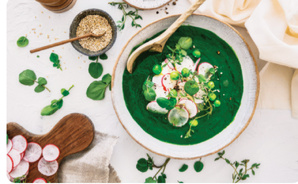 Velouté vert aux épinards et petits pois, simple et réconfortant Velouté vert aux épinards et petits pois, simple et réconfortant