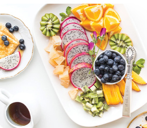 Quatre assiettes de fruits et légumes pour bien démarrer la journée Quatre assiettes de fruits et légumes pour bien démarrer la journée