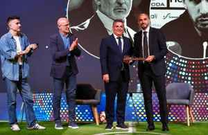 Walid Regragui honoré à Madrid lors du premier Congrès international des entraîneurs Walid Regragui honoré à Madrid lors du premier Congrès international des entraîneurs