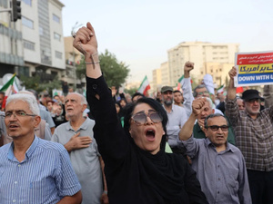 Drapeaux, klaxons et slogans : la révolution de la joie à Téhéran Drapeaux, klaxons et slogans : la révolution de la joie à Téhéran