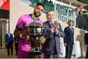 SAR le Prince Moulay Rachid préside la finale de la Coupe du Trône à Fès et remet les trophées aux vainqueurs SAR le Prince Moulay Rachid préside la finale de la Coupe du Trône à Fès et remet les trophées aux vainqueurs