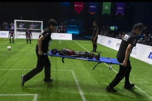 Tournoi inédit à Pékin : des robots footballeurs s’affrontent sur le terrain Tournoi inédit à Pékin : des robots footballeurs s’affrontent sur le terrain