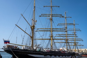 Le voilier école Kruzenshtern à l'ancre au port Casablanca Le voilier école Kruzenshtern à l'ancre au port Casablanca