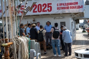 Le commandant du Kruzenshtern, Michael Eremchenko, et le directeur de la Maison Russe, Alexander Sen, entourés de journalistes marocains Le commandant du Kruzenshtern, Michael Eremchenko, et le directeur de la Maison Russe, Alexander Sen, entourés de journalistes marocains