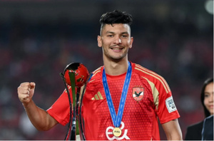 Achraf Dari reste à Al Ahly : faute d'offres convaincantes, le Marocain prolonge l'aventure Achraf Dari reste à Al Ahly : faute d'offres convaincantes, le Marocain prolonge l'aventure