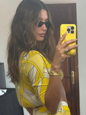 Hailey Bieber, une influenceuse incontournable qui impose le jaune lemontini comme couleur phare de l’été 2025 Hailey Bieber, une influenceuse incontournable qui impose le jaune lemontini comme couleur phare de l’été 2025