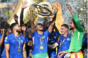 Chelsea soulève une copie du trophée : l’original resterait chez Donald Trump