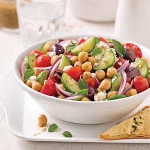 Salade pois chiches & feta : la star fraîcheur de l’été marocain Salade pois chiches & feta : la star fraîcheur de l’été marocain