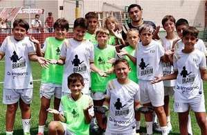 Brahim Díaz partage sa vision du football avec la jeunesse lors de son campus à Malaga