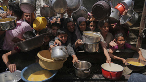 Des Palestiniens attendent de la nourriture à Gaza-Ville, le 14 juillet 2025. © AP/Jehad Alshrafi
