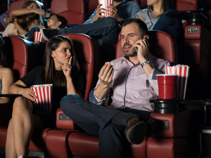 Incivilités sonores : pourquoi crions-nous autant dans les lieux publics ?