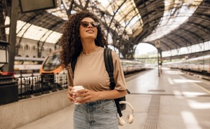 Main character energy : quand sortir solo devient un art de vivre Main character energy : quand sortir solo devient un art de vivre