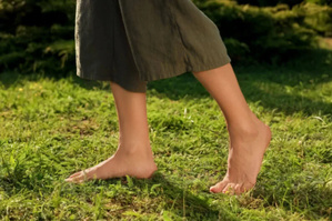 Marcher pieds nus : la micro-tendance qui fait du bien Marcher pieds nus : la micro-tendance qui fait du bien