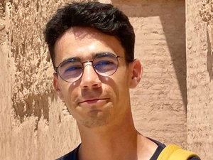 L’artiste solitaire face à une structure fragile